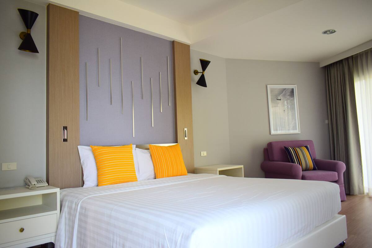 3 Bedroom Suite with Seapine View | Blackout curtains, iron/ironing board, free WiFi, bed sheets
