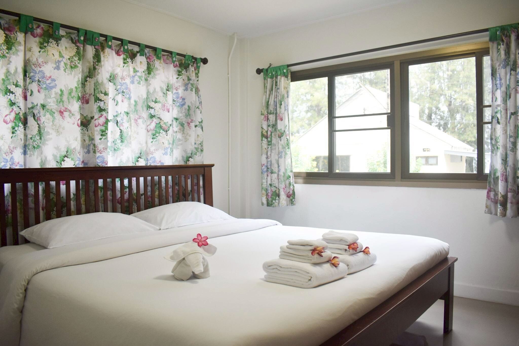 2 Bedroom Beach House Garden View | Blackout curtains, iron/ironing board, free WiFi, bed sheets