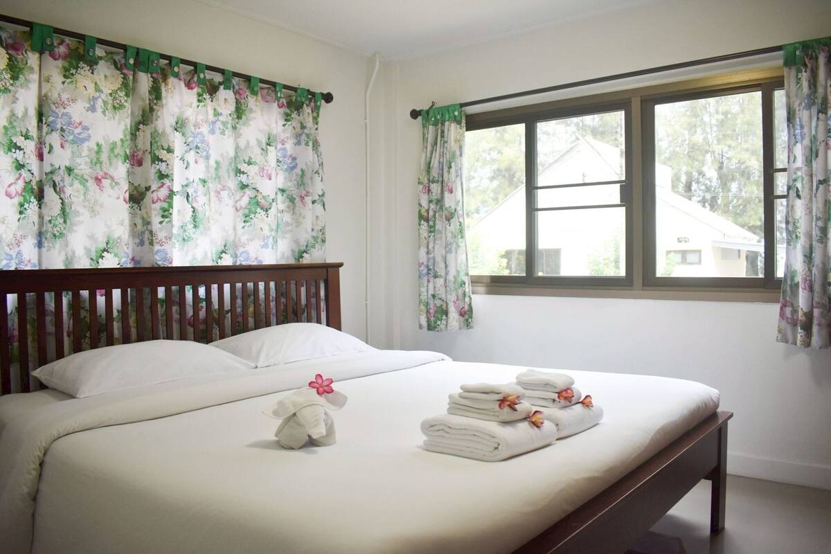 2 Bedroom Beach House Garden View | Blackout curtains, iron/ironing board, free WiFi, bed sheets