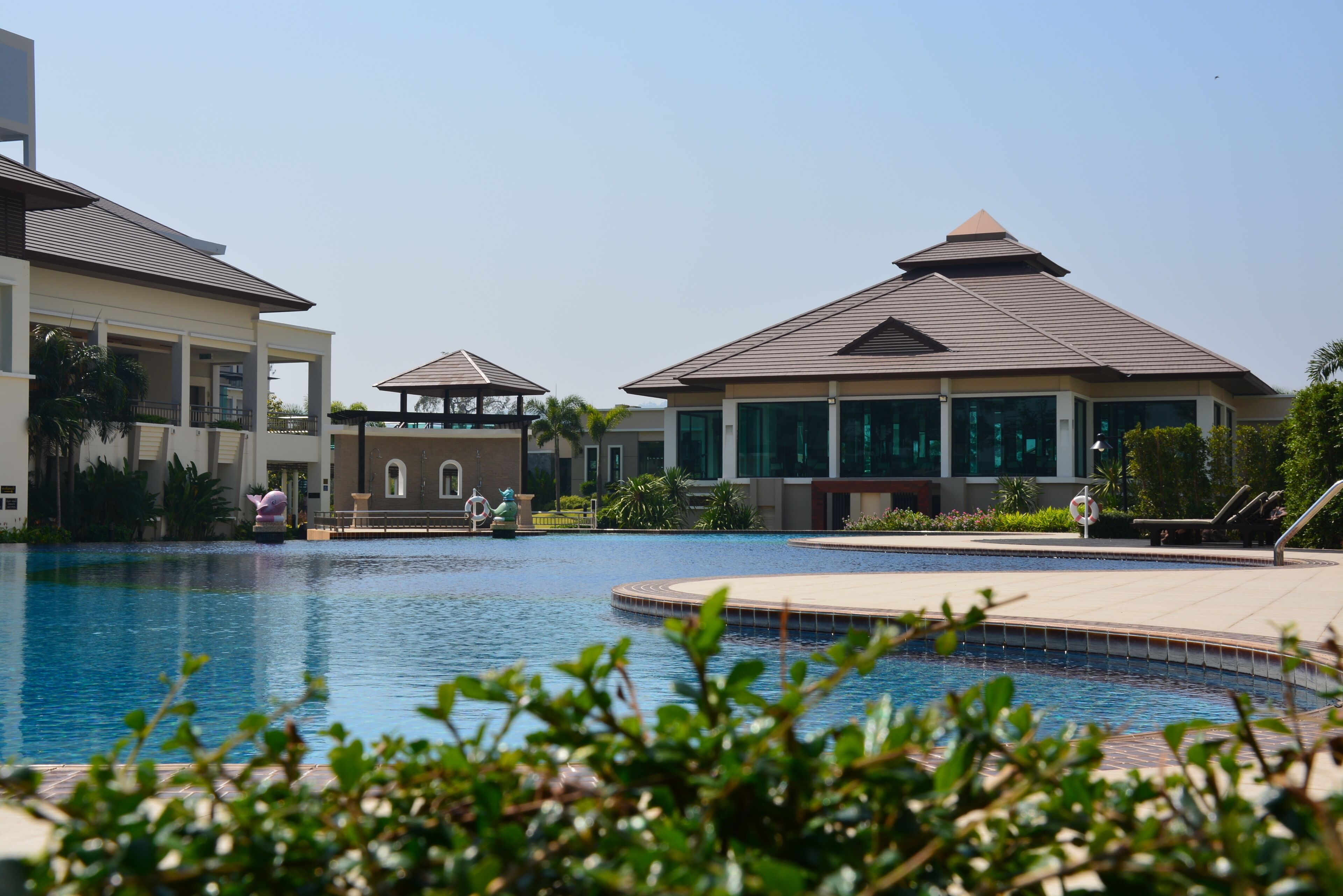 2 bedrooms, desk, blackout curtains, free wifi