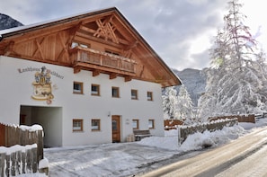 Exterior - Landhaus Waldhart - Gemütliches Appartement mit Balkon & Kamin (Umhausen)