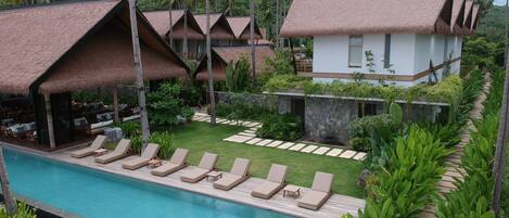 2 outdoor pools