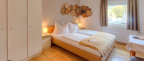 1 Schlafzimmer, Schreibtisch, BĂŒgeleisen/BĂŒgelbrett, WLAN
