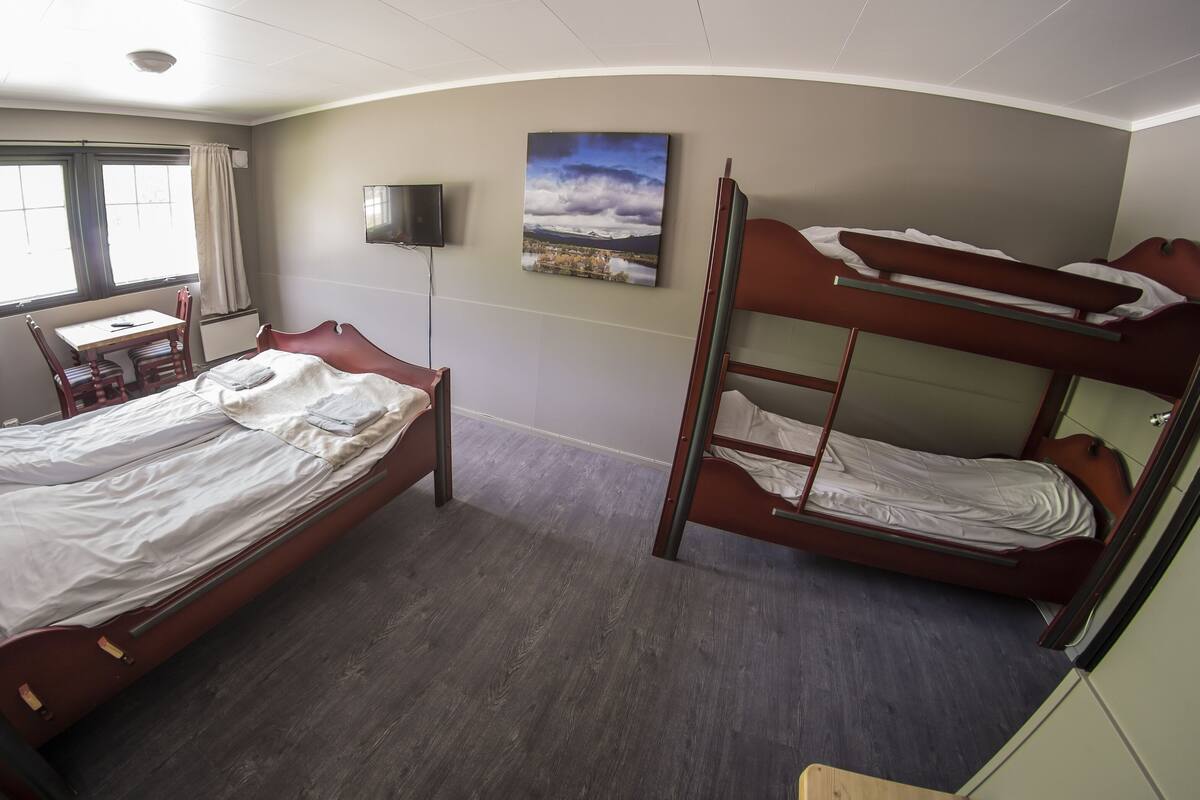 Family Room | Desk, free WiFi