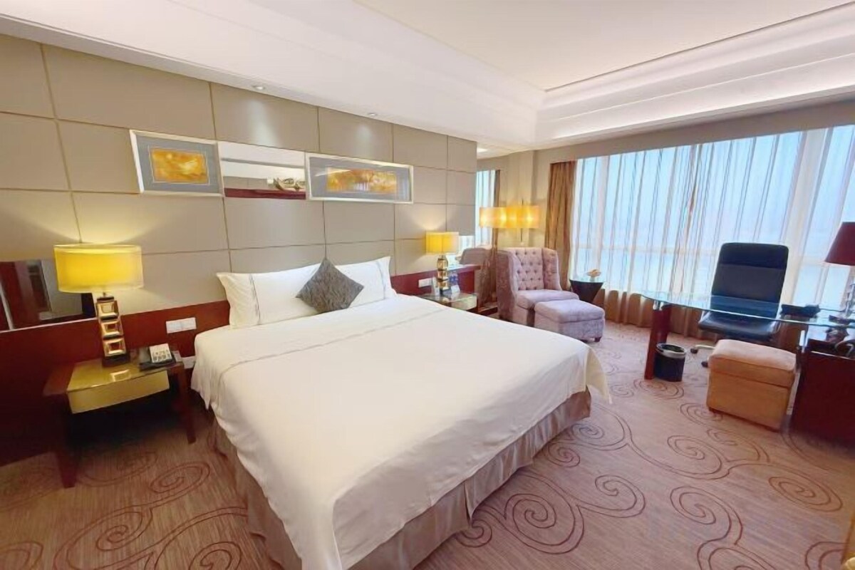 Premium bedding, down comforters, in-room safe, desk