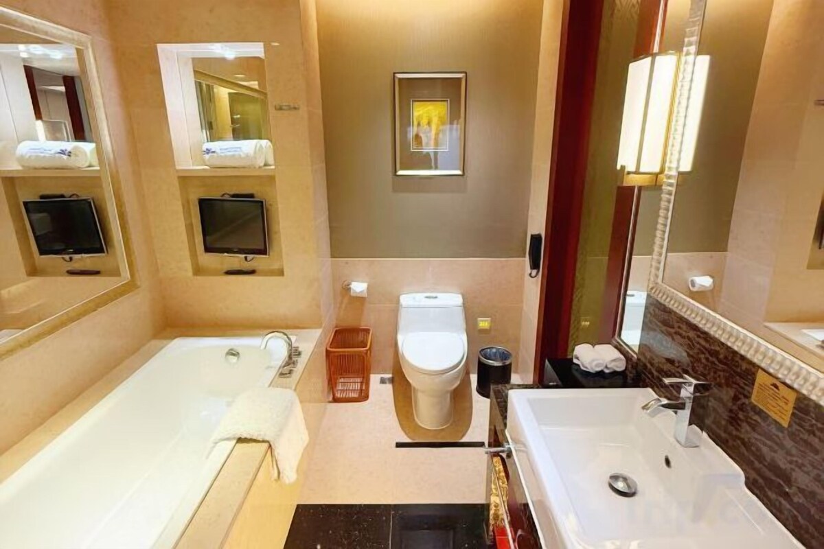 Combined shower/bathtub, rainfall showerhead, designer toiletries