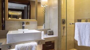Chambre Deluxe avec lits jumeaux | Salle de bain | Ensemble baignoire-douche, douche cascade, articles de toilette griffés
