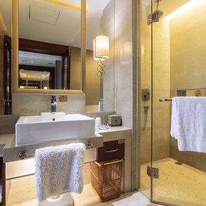 Deluxe-Zweibettzimmer | Badezimmer | Duschwanne, Regendusche, Designer-Toilettenartikel, Haartrockner