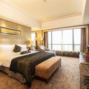 Deluxe suite | Luxe beddengoed, donzen dekbedden, een kluis op de kamer, een bureau