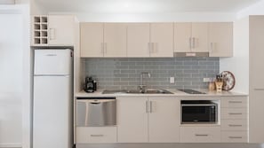 Micro-ondes, plaque de cuisson, lave-vaisselle, grille-pain