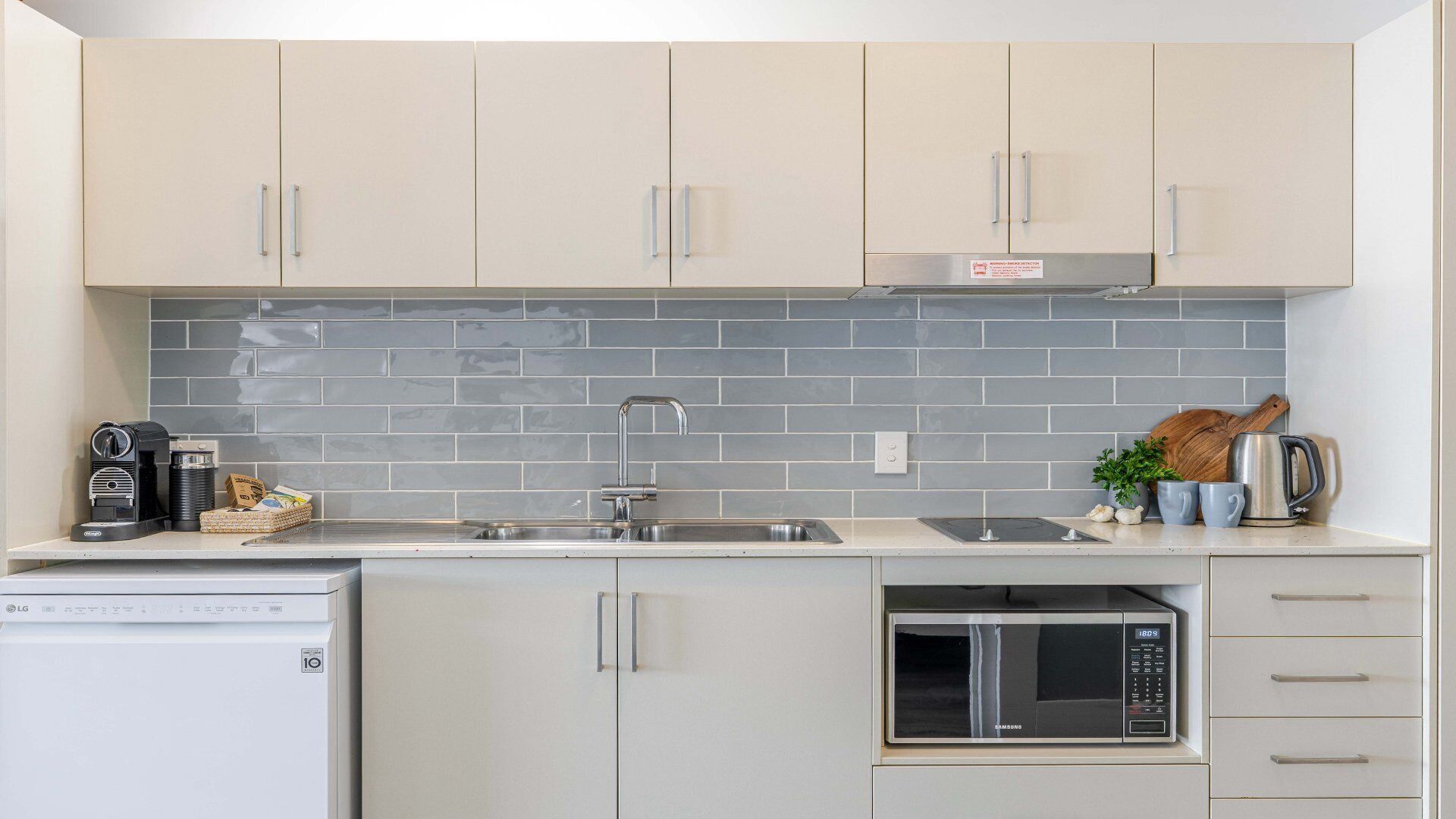 Micro-ondes, plaque de cuisson, lave-vaisselle, grille-pain