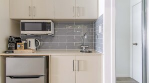 Micro-ondes, plaque de cuisson, grille-pain