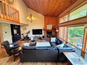 Smart TV, fireplace, DVD player - W9 Renovated Bretton Woods condo with great ski slope views, A/C fireplace, 1 minute from skiing! (Bretton Woods)