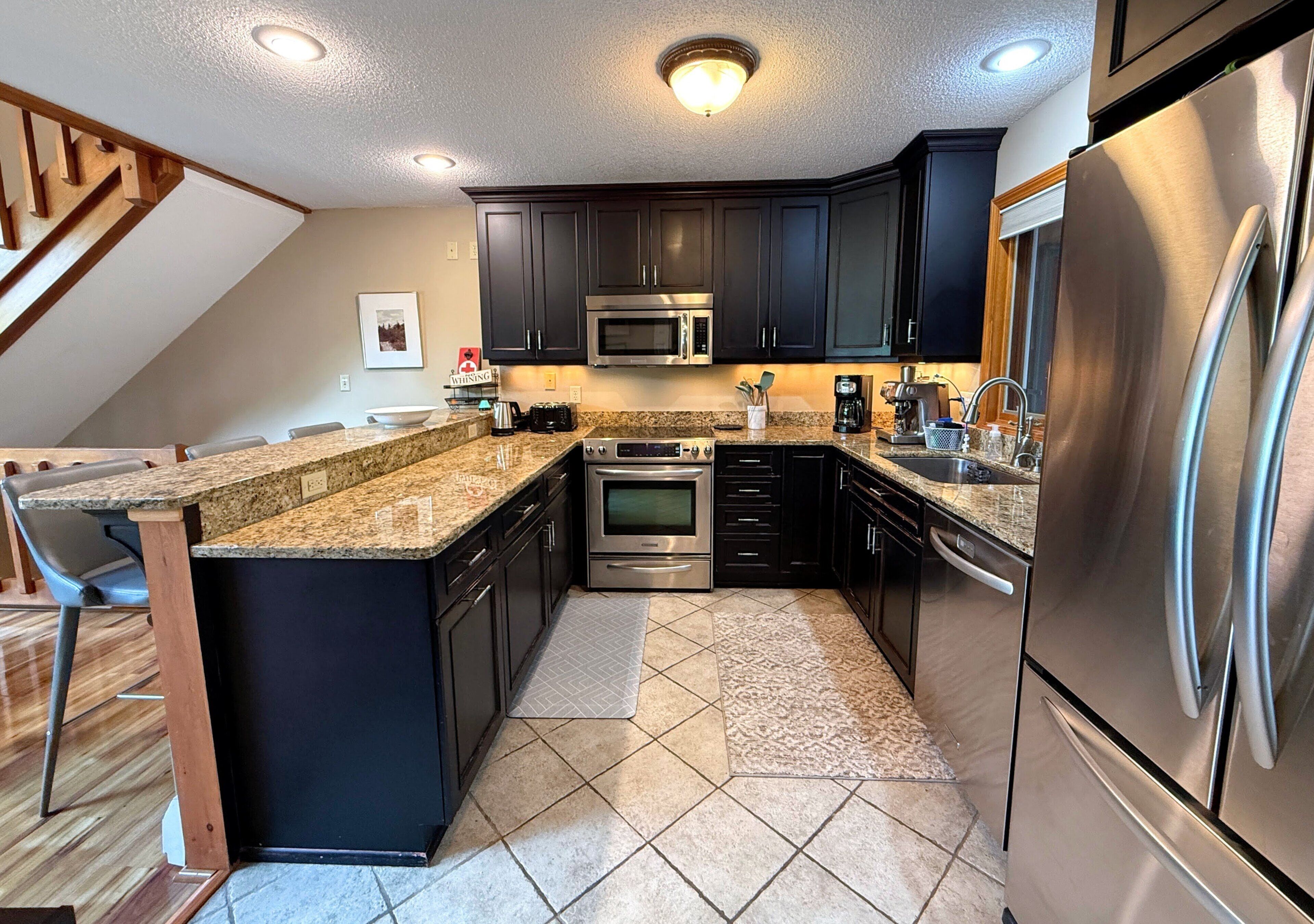 Frigorífico, microondas, horno y placa de cocina