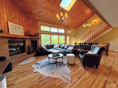 W9 Renovated Bretton Woods condo with great ski slope views, A/C fireplace, 1 minute from skiing!