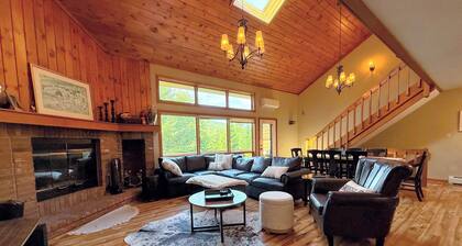 W9 Renovated Bretton Woods condo with great ski slope views, A/C fireplace, 1 minute from skiing!