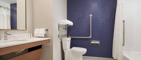 Un baño moderno con lavamanos blanco, inodoro y bañera.