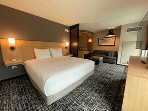 Edredons de pluma, camas com colchões pillow-top, cofres nos quartos