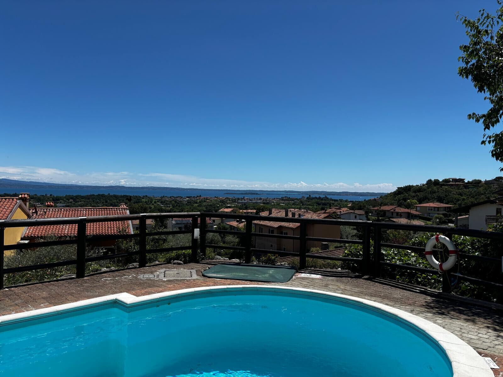 Une piscine offrant une vue sur la ville et les montagnes au loin.