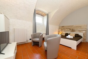 2 bedrooms, free WiFi, bed sheets - rustico Belvedere (Soiano del Lago)