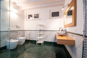 Dusj, hårføner og håndklær