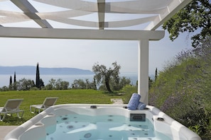 Outdoor spa tub - Cà Bianca sotto: in the middle of the nature with jacuzzi and lake view (Toscolano-Maderno)