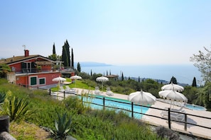 Terrace/patio - Cà Bianca sotto: in the middle of the nature with jacuzzi and lake view (Toscolano-Maderno)