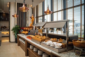Ze serveren er ontbijt, lunch en diner 