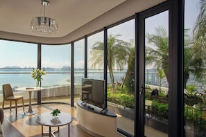 Luksussuite, byutsikt | Oppholdsområde | En 43-tommers smart-TV med digitale kanaler