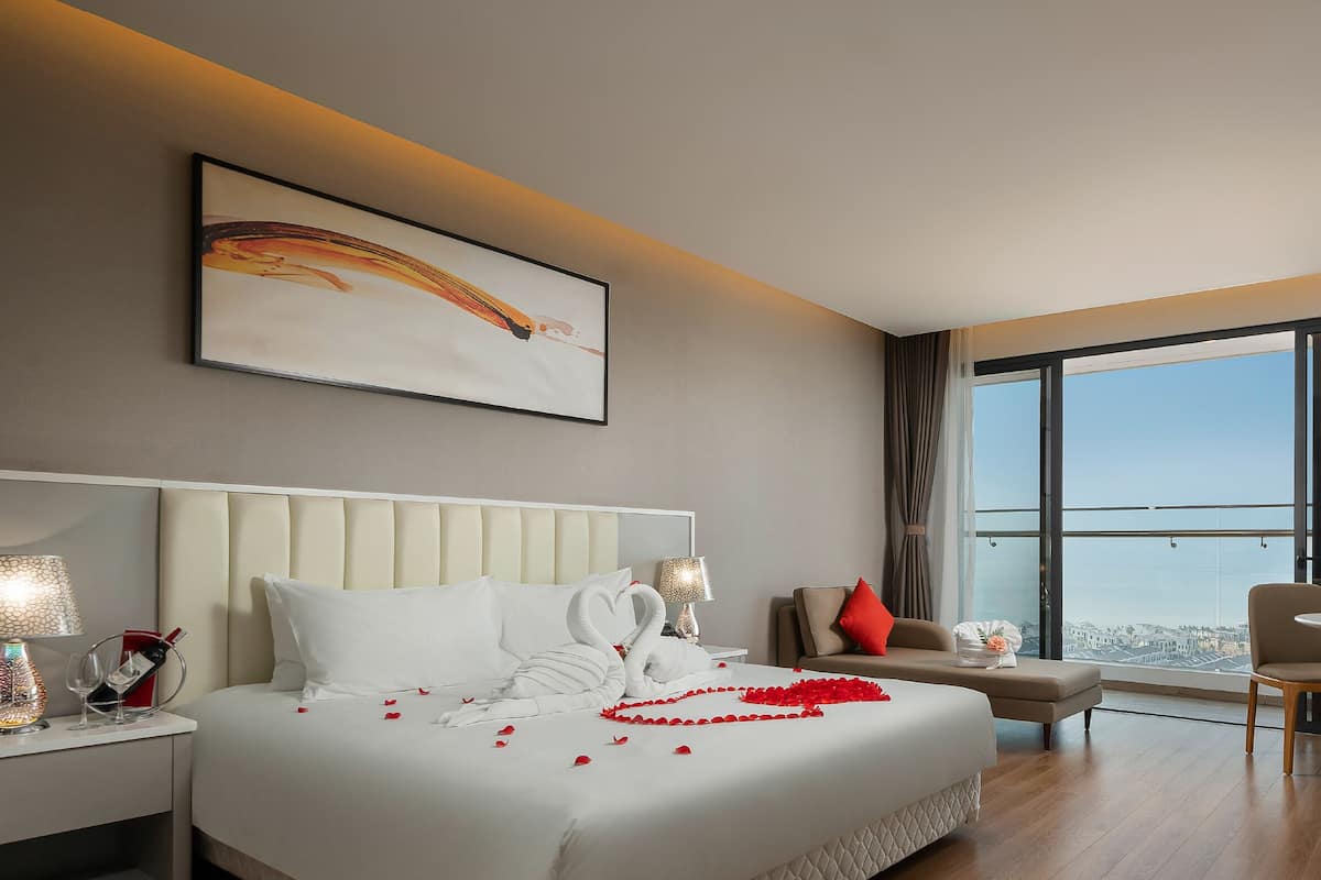 Deluxe tweepersoonskamer, uitzicht op oceaan | 1 slaapkamer, een minibar, een kluis op de kamer