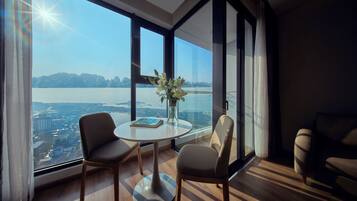 Executive Suite, Ocean View | Minibar, in-room safe, blackout curtains