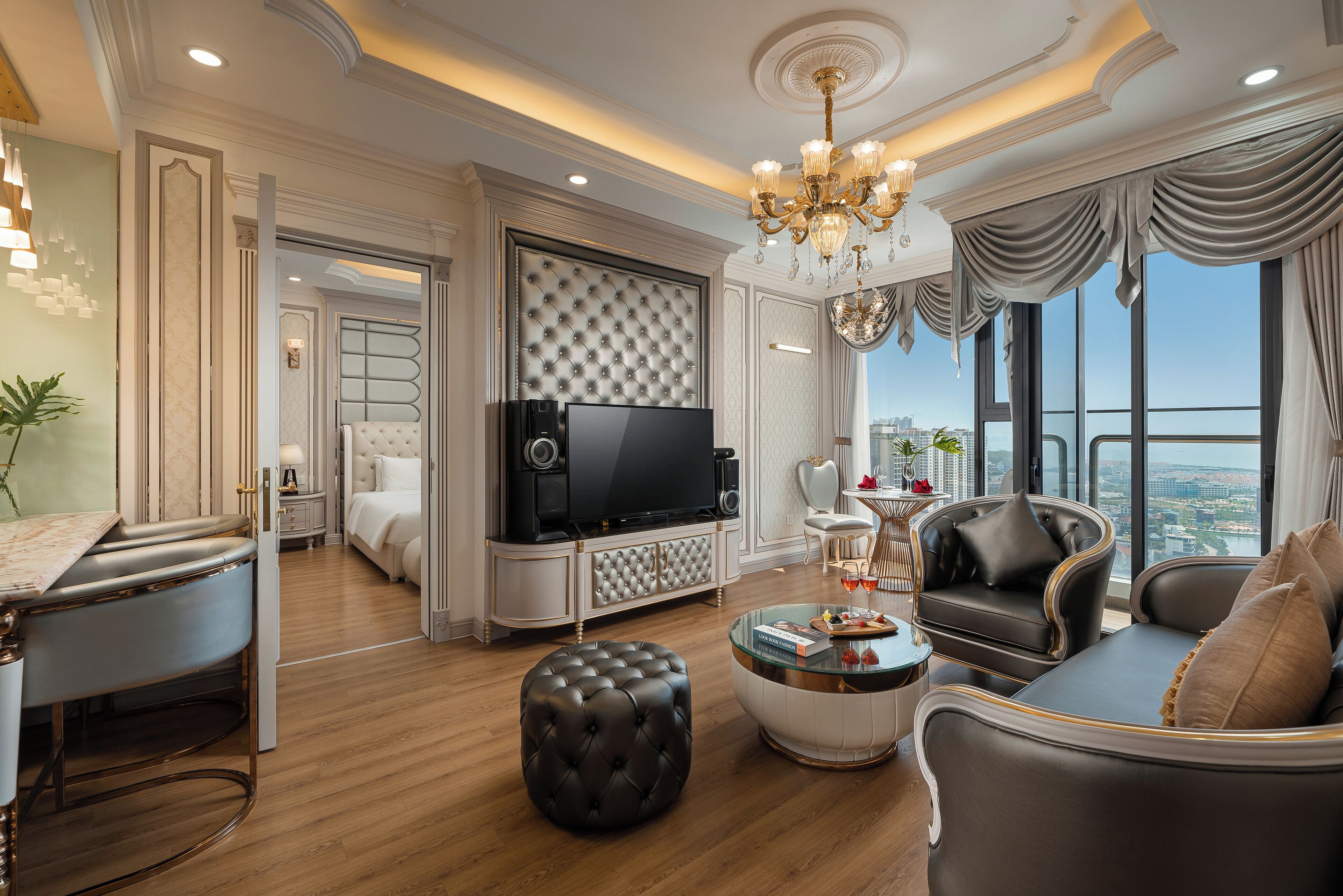 Suite Luxe, vue ville | Minibar, coffres-forts dans les chambres, rideaux occultants