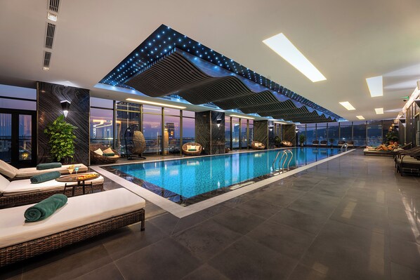 Een binnenzwembad, open van 06.00 uur tot 20.00 uur, en ligstoelen