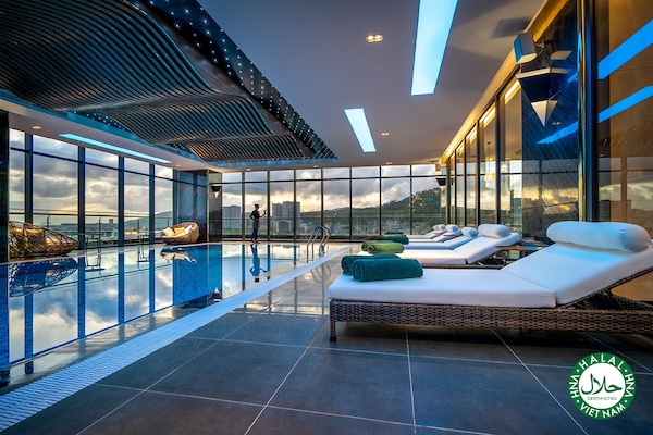 Alberca techada, acceso de 06:00 a 20:00, y camastros