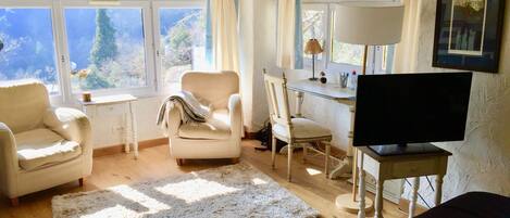 5 bedrooms, iron/ironing board, WiFi, bed sheets