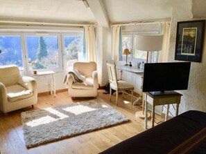 5 bedrooms, iron/ironing board, WiFi, bed sheets