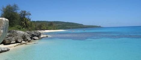Una spiaggia nelle vicinanze