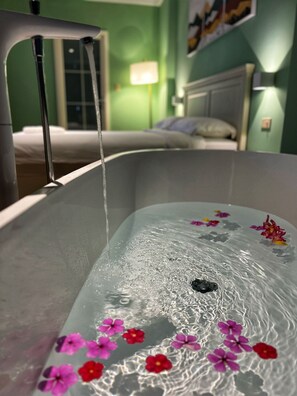 Suite, 3 dormitoris (Master) | Bany | Articles de tocador gratuïts, assecador de cabells, tovalloles i sabó 