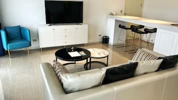 Suite, 3 chambres (Master) | Coin séjour | Télévision à écran plat, services de streaming