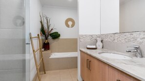 Badekar, hårtørrer, håndklæder