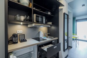 Grand réfrigérateur, micro-ondes, plaque de cuisson, lave-vaisselle