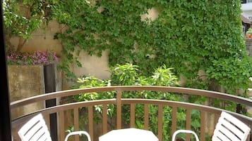 Basic Twin Room | Balcony