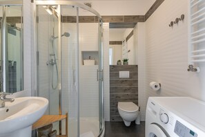 Dusche, Haartrockner, Handtücher, Seife