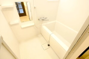 Deep soaking bathtub - EDIFICE Nishi Shinjuku 101 A5 (Tokyo)
