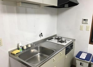 Fridge, stovetop, coffee/tea maker - EDIFICE Nishi Shinjuku 101 A5 (Tokyo)