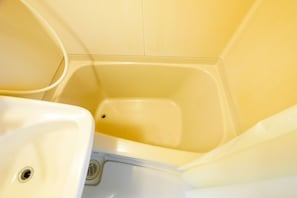 Deep soaking bathtub