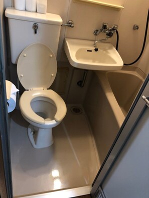 アパートメント 1 ベッドルーム | バスルーム | シャワー付き浴槽、深めの浴槽、ヘアドライヤー、タオル