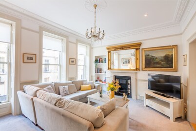 Stunning Central Townhouse-Roman Baths- 3 min walk