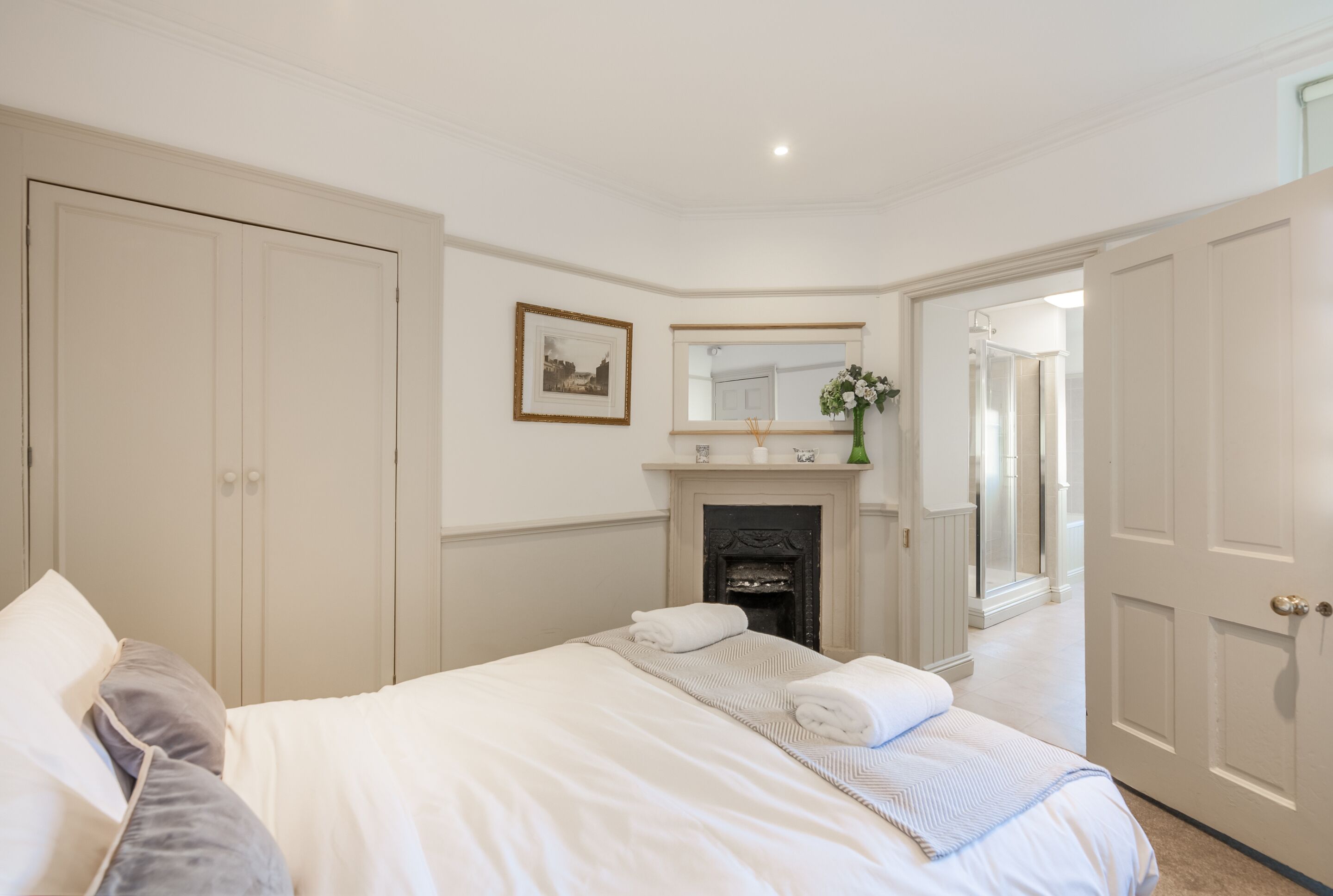 4 bedrooms, in-room safe, desk, iron/ironing board