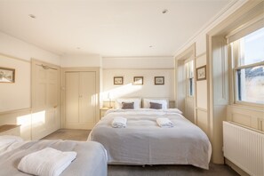 4 عدّة غرف نوم ومكتب ومكواة/لوح كي وسرير سفر